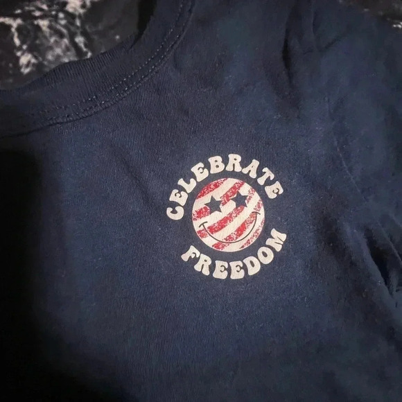 Boys 2T bundle : shorts plus 2 shirts - Picture 3 of 7